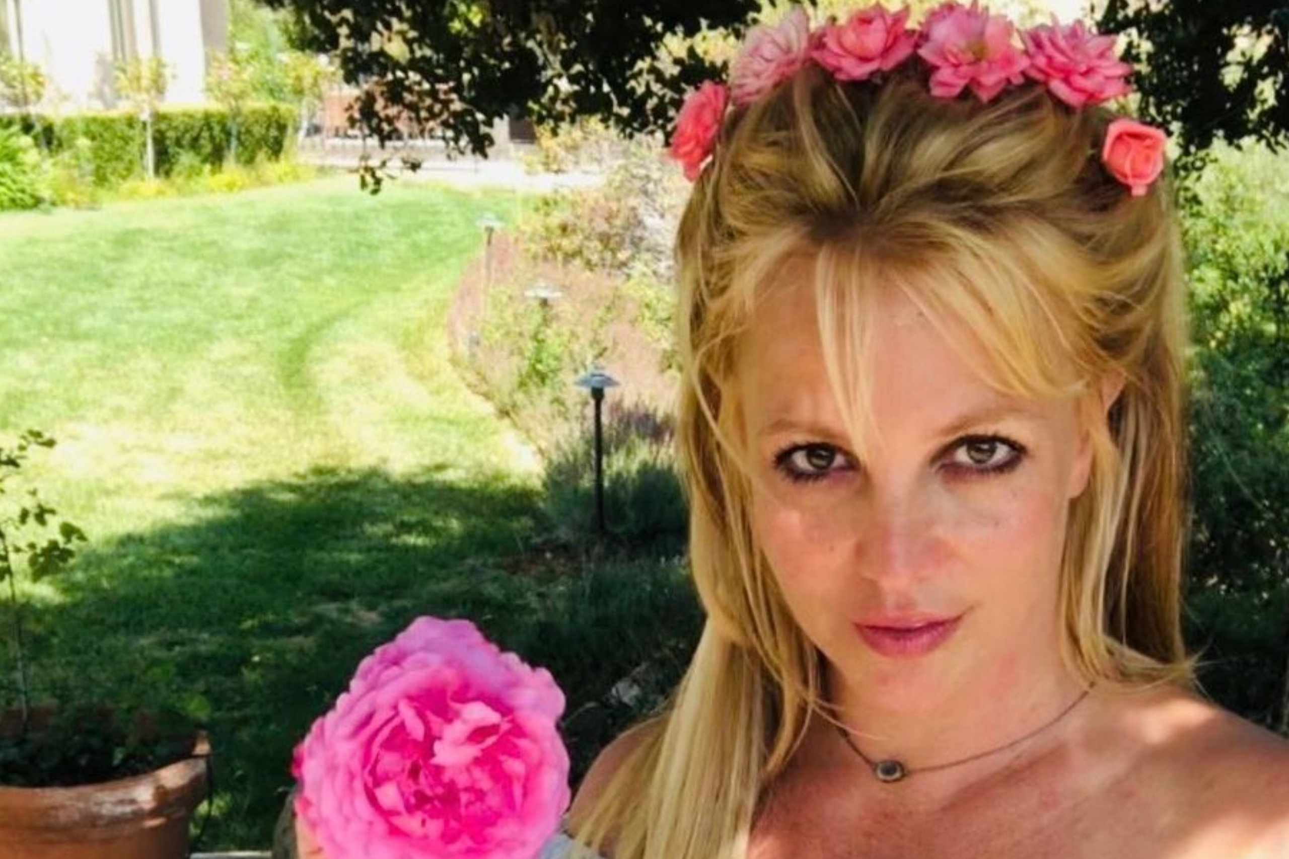 Celebrity Britney Spears Displays Curvy Bikini Body in Honeymoon Pictures