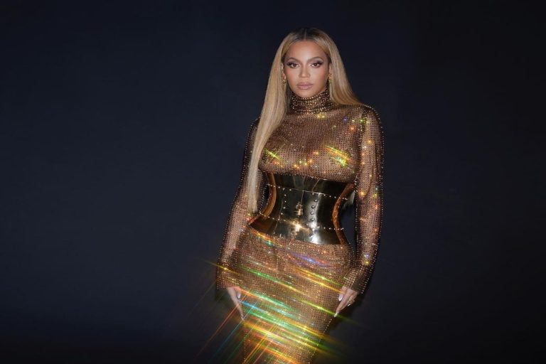 Celebrity Beyonce glitters in designer gold ensemble and beautiful earrings, fans love the photos