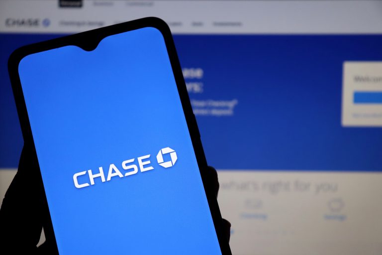 JP Morgan Chase posts record revenue, earnings in first quarter, share price rises by 7.5 percent