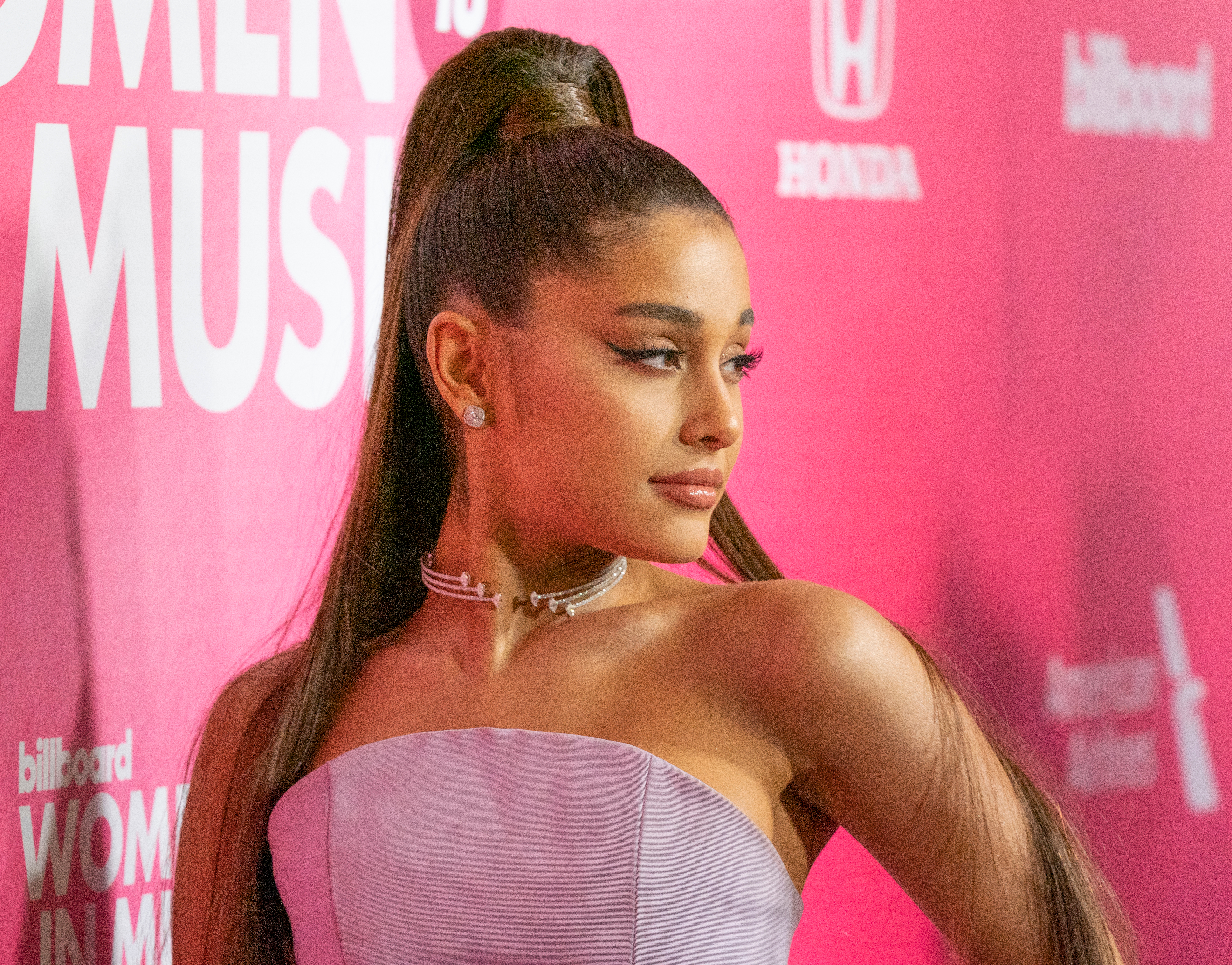 Celebrity Ariana Grande’s Playful Jab at Her Past, Thick Makeup Style, Sparks Adoration from Web Fans