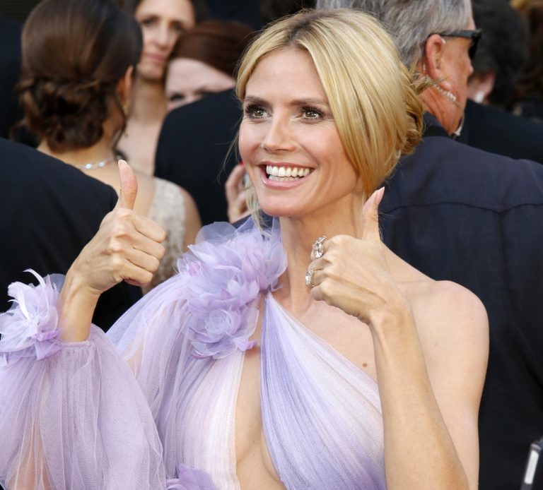Celebrity Heidi Klum Ditches Clothes, Poses in Beach Bag to Promote AIDS Awareness, Web Fans Pour In Love