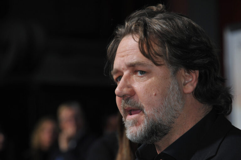 Celebrity Russell Crowe gets award, performs at International film festival, web fans applaud
