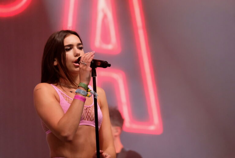 Watch Celebrity Dua Lipa wears string bikini in Greek island, web fans are appreciative