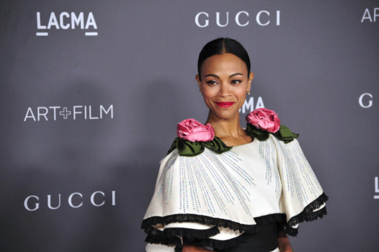 Watch Celebrity Zoe Saldana’s new French bob hairstyle, silver jewelry in Paris is a big hit with web fans