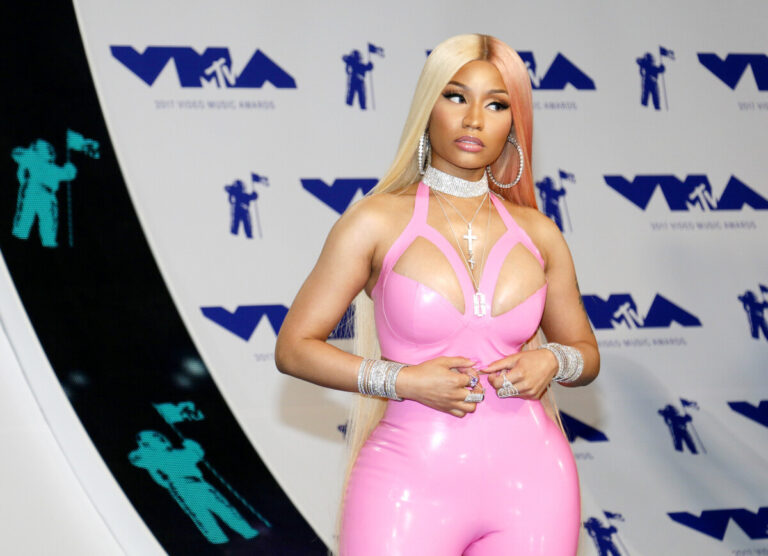 Celebrity Nicki Minaj posts family photo wearing casual outfit, simple jewelry, web fans pour love