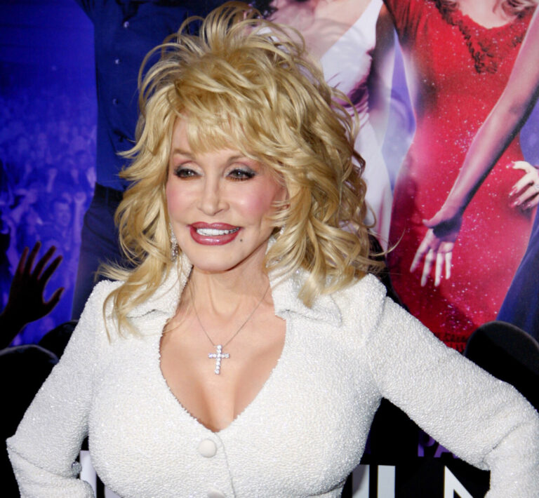 Watch Celebrity Dolly Parton posts Walmart shopping video on social media, web fans pour in love
