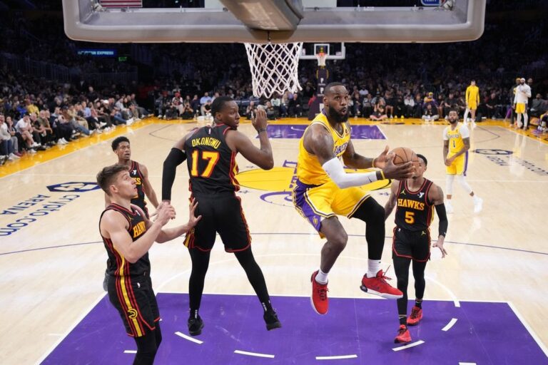 Lakers hope to continue offensive surge vs. 76ers
