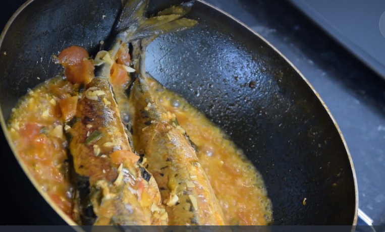 Video: Whole Mackerel Pan-Sautéed Fish with Tomatoes, Peas, Onions, Rice, and Garlic
